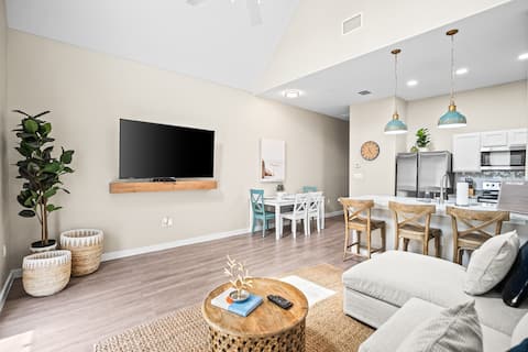 Popular Airbnb listing: Texas Sun 2bd/2bth Beach Condo w/ parking in Corpus Christi