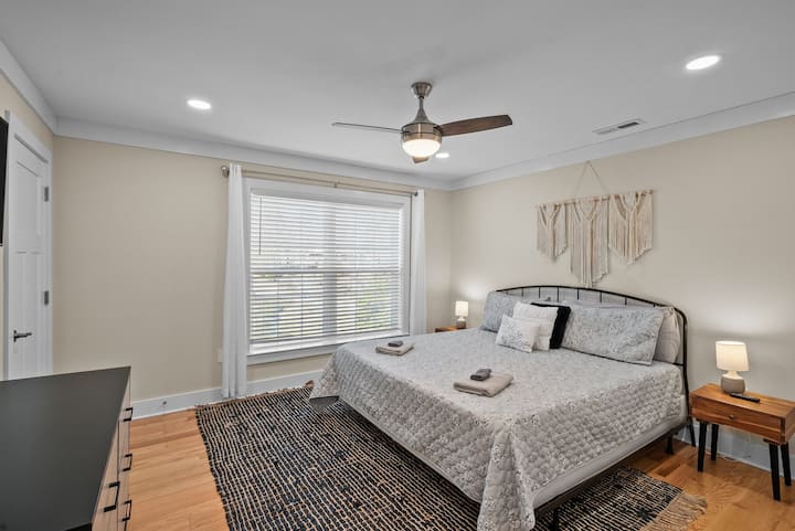 Spálňa s manželskou posteľou King na poschodí s televízorom