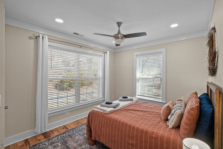 Spálňa s manželskou posteľou Queen na