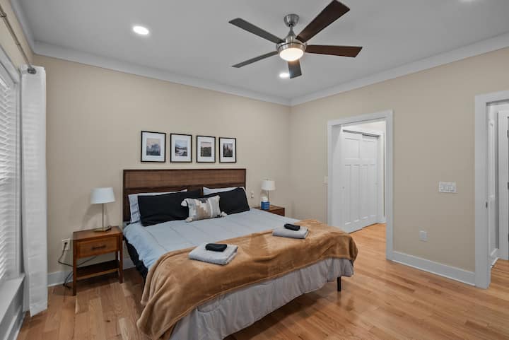 Manželská posteľ v hlavnej izbe s vlastnou kúpeľňou 