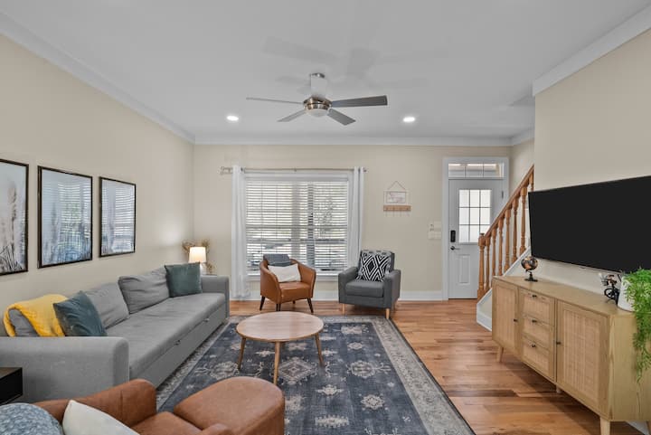 New Stylish House With Modern Amenities + Hot Tub - Waynesville, NC