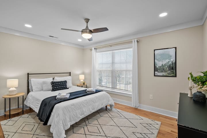 Spálňa s manželskou posteľou Queen na