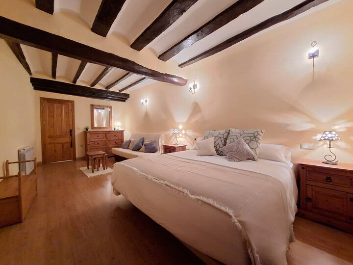 ห้องนอนใหญ่กว้างขวางพร้อมเตียงขนาดคิงไซส์ที่สามารถกลายเป็นเตียงเดี่ยว 2 หลังได้ มีเตียงโซฟาเพิ่มเติมคานไม้ที่เปิดโล่งและแสงโดยรอบที่อบอุ่น เหมาะสำหรับการพักผ่อนอย่างสะดวกสบาย