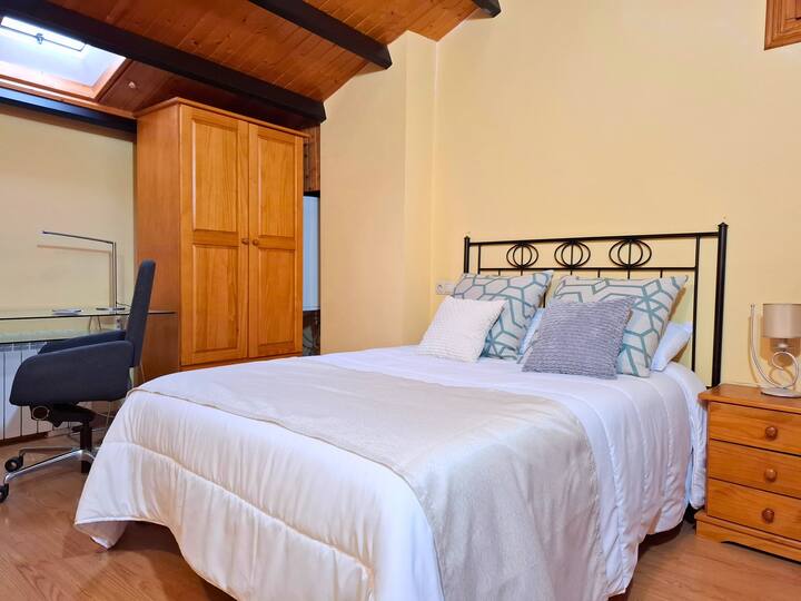 ห้องพักที่อบอุ่นในห้องใต้หลังคาพร้อมเตียงขนาด 135 ซม. โต๊ะทำงานและเก้าอี้เพื่อสุขภาพเหมาะสำหรับการทำงานหรือการเรียน ช่องแสงและเพดานไม้ให้ความอบอุ่นและแสงธรรมชาติที่ยอดเยี่ยมเหมาะสำหรับการพักผ่อนหรือการมีสมาธิ