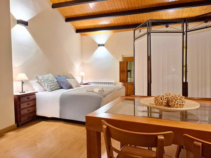 ห้องพักประเภทอพาร์ทเมนท์กว้างขวางพร้อมเตียงคิงไซส์หรือเตียงเดี่ยว 2 หลังเตียงโซฟา 135 ห้องห้องครัวที่มีอุปกรณ์ครบครันห้องรับประทานอาหารและแผงกั้น เหมาะสำหรับผู้ที่ต้องการความเป็นอิสระและความสะดวกสบายในพื้นที่ส่วนตัว ตกแต่งด้วยสไตล์ที่อบอุ่น