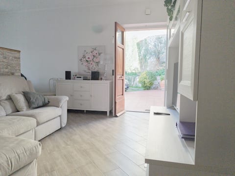 Successful Airbnb property: My Pink House in Rosignano Marittimo