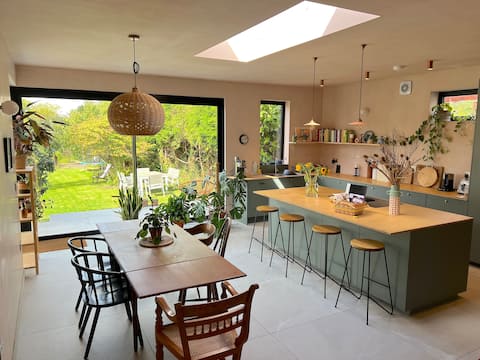 Stylish & spacious home in Frome with big garden