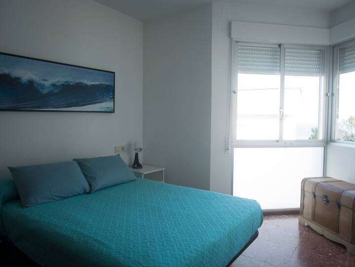 Habitación con cama de matrimonio de 1,35