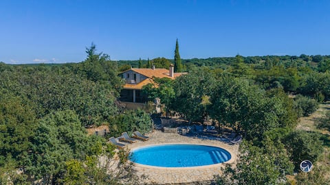 Beautiful villa in the heart of the garrigue.
