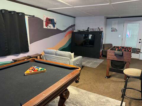 FamilyRetreat-HotTub-KingBed-GameRoom
IndoorOasis-