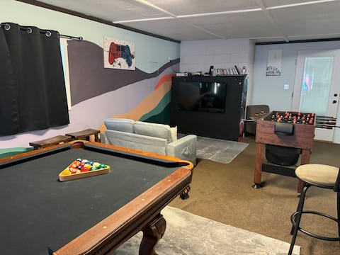 FamilyRetreat-HotTub-KingBed-GameRoom
IndoorOasis-