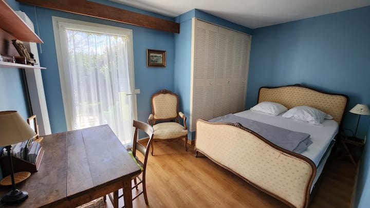 Táto dvojlôžková izba s výhľadom na zadnú záhradu. 
Má veľkú skriňu s policami a závesnými stojanmi.
Matrac (140) je nový.