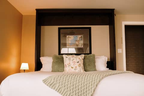 Albert's Harbour View King Suite