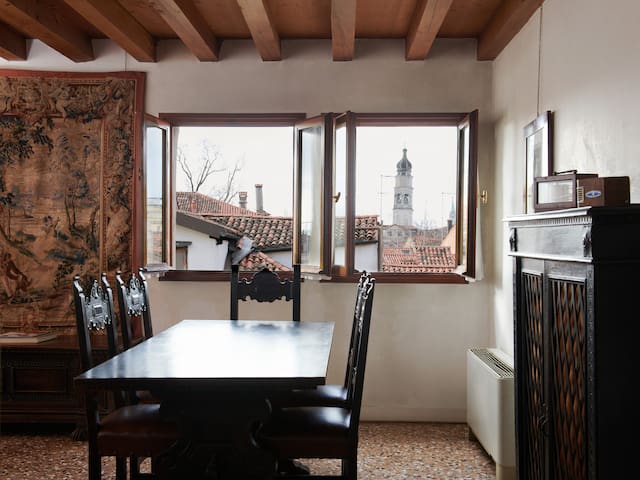 Golden Hour apartment in historic family Palazzo