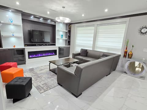 FamilyFriendly/YVR/ Lux/Modern House w/AC/Jacuzzi