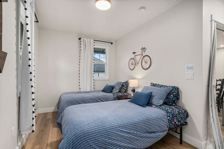 Bedden met twee eenpersoonsbedden op de begane grond.