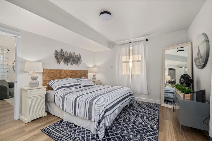 Slaapkamer #1-primaire slaapkamer gelegen op de begane grond, naast de woonkamer en EEN EIGEN toegang tot de badkamer via schuurdeur. 