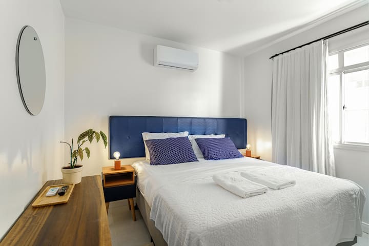 O quarto 2 permite que as camas sejam configuradas como casal ou solteiro. O hóspede só precisa requisitar antes de sua chegada,