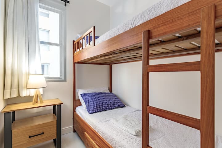Beliche com cama de solteiro, jogo de cama limpo e confortável.