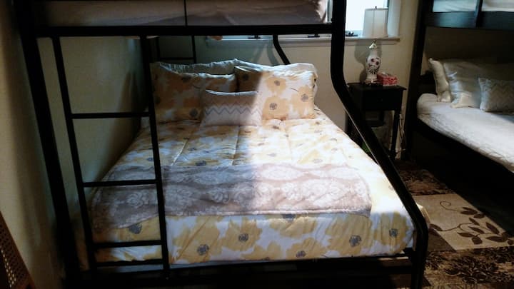 غرفة بسرير مزدوج