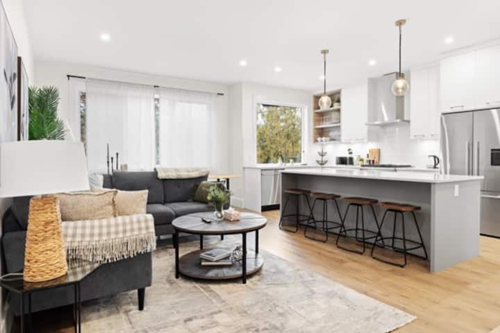 Sophisticated 3-br Townhouse With Earthy Charm - Kelowna