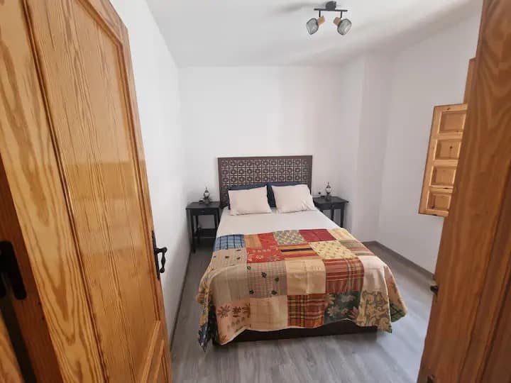 HAbitación con cama de 1,35 cm. Con perchero y ventana grande.