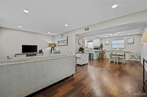 Entire Cozy Home Near Expressway Sleeps 6