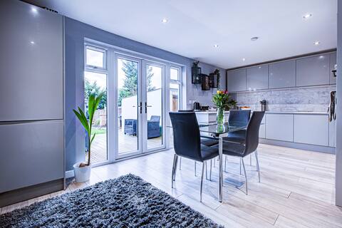 3 Bedroom House with Parking (dog friendly)