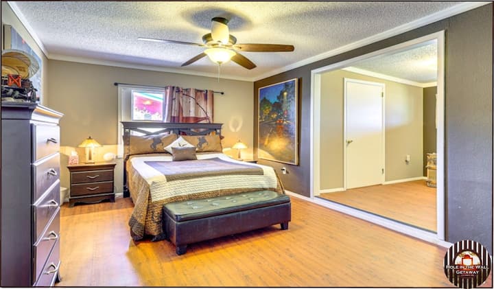 Big Hideaway არის დიდი მთავარი საძინებელი უზარმაზარი კარადით ჩვენი დიდი პაკეტებისთვის ან გრძელვადიანი გაქირავებისთვის.