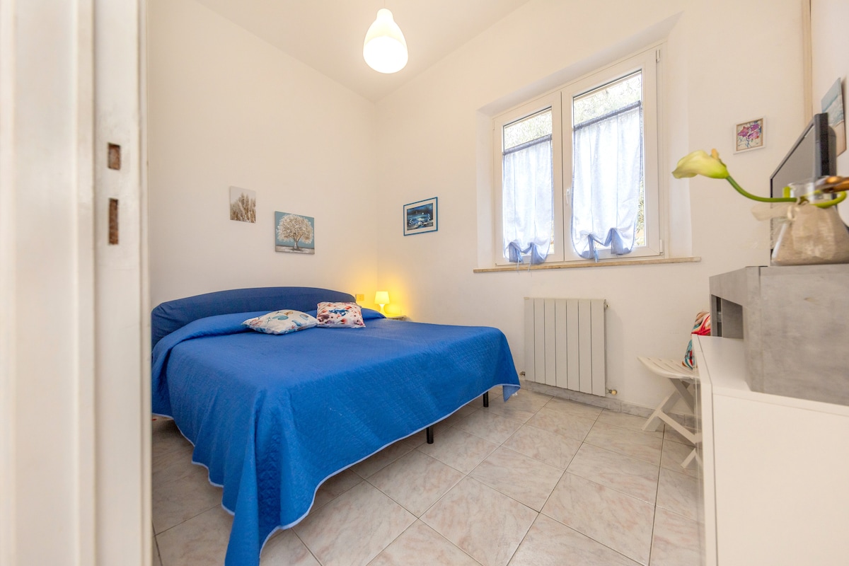 Druhá spálňa s manželskou posteľou a inteligentnou televíziou 