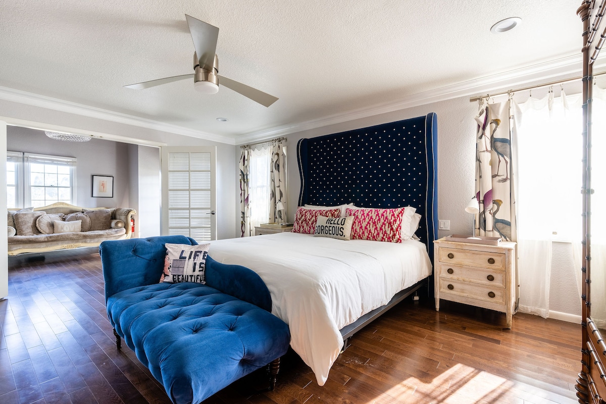 Одморете се во главниот апартман во Нотинг Хил на горниот кат, кој има плишан брачен кревет (king size), елегантен простор за седење и прозорци исполнети со сонце. Совршено за парови кои бараат романтика, директори кои имаат потреба од тишина или семејства кои сакаат дополнителна удобност.