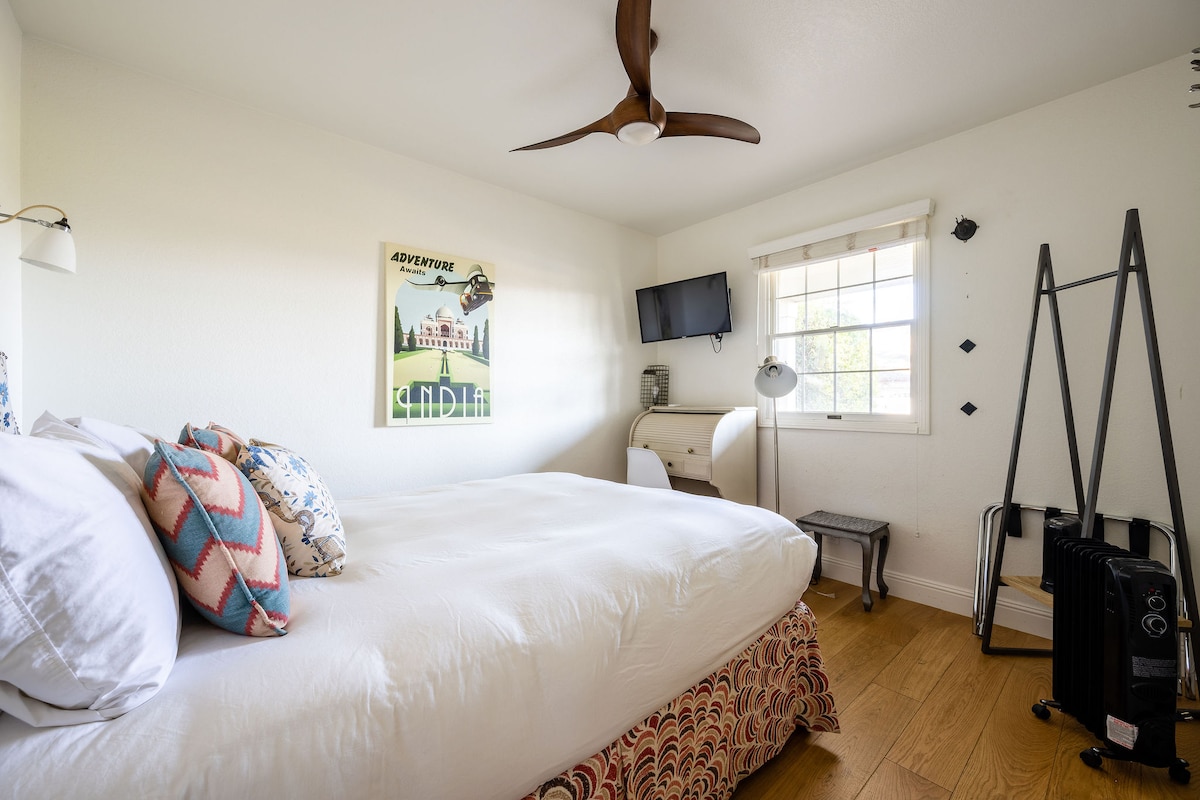 Спална соба во Бриклејн: пријатно прибежиште на приземје со брачен кревет (широк 150 – 179 см), телевизор и модерен вентилатор на таванот. Совршено за семејства, љубители на вино, голфери или професионалци кои бараат удобност по ден поминат во лозјата на Сан Мартин или на терените за голф.