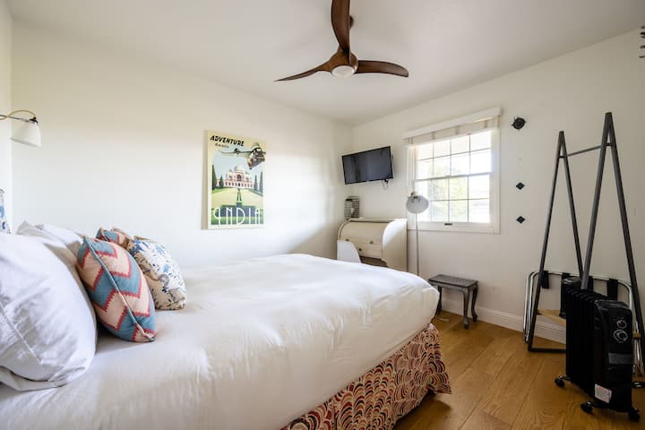 Bricklane Bedroom：クイーンベッド、テレビ、モダンな天井ファンを備えた居心地の良い下の階の隠れ家。サンマーティンのブドウ園やフェアウェイで過ごした後の快適さを求める家族連れ、ワイン愛好家、ゴルファー、プロフェッショナルに最適です。