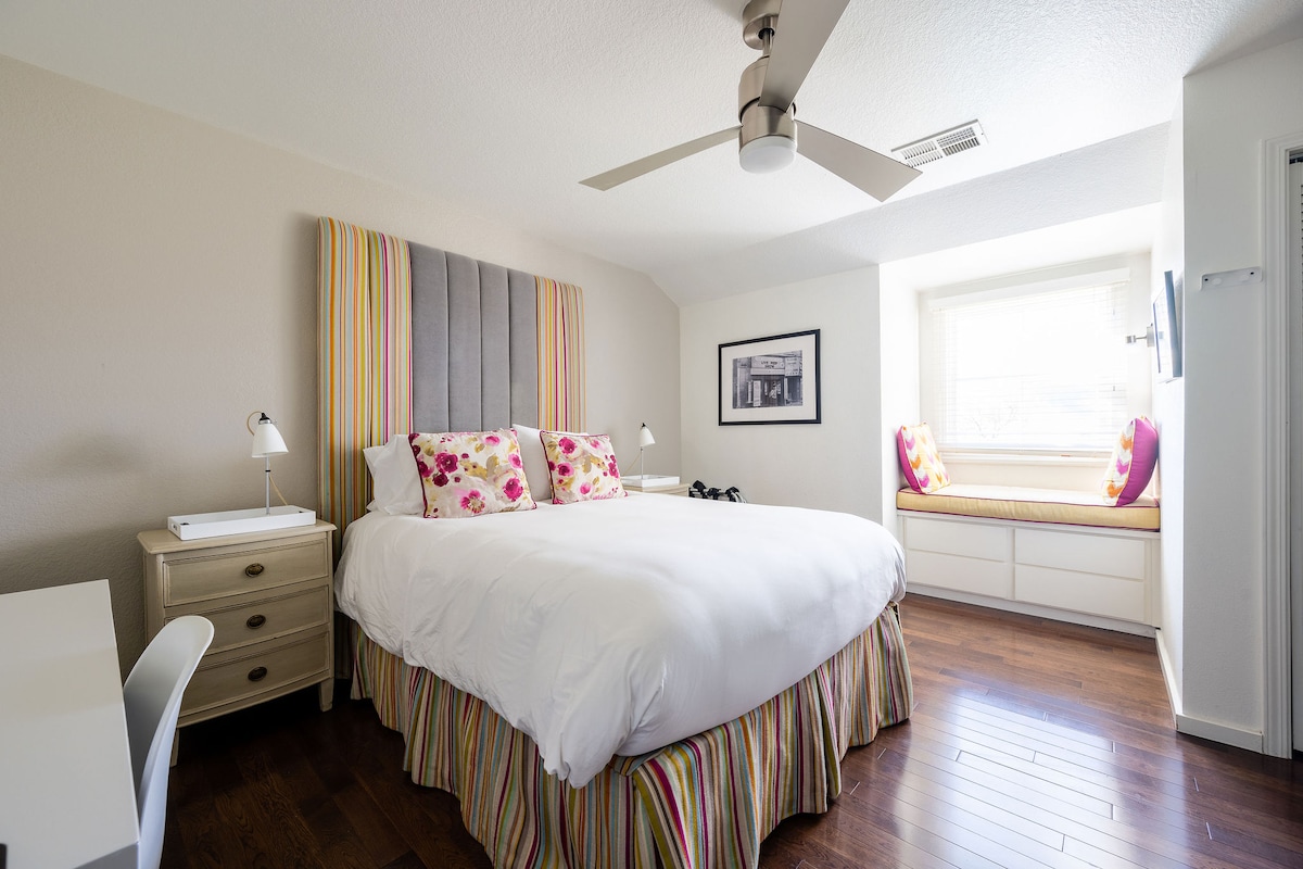 Спална соба во просторот за живеење и работа – елегантно прибежиште на горниот кат со удобен брачен кревет (широк 150 – 179 см), светли прозорци и пријатно катче за читање. Совршено за семејства, патници во земја на виното, голфери или корпоративни гости кои бараат удобност и приватност.