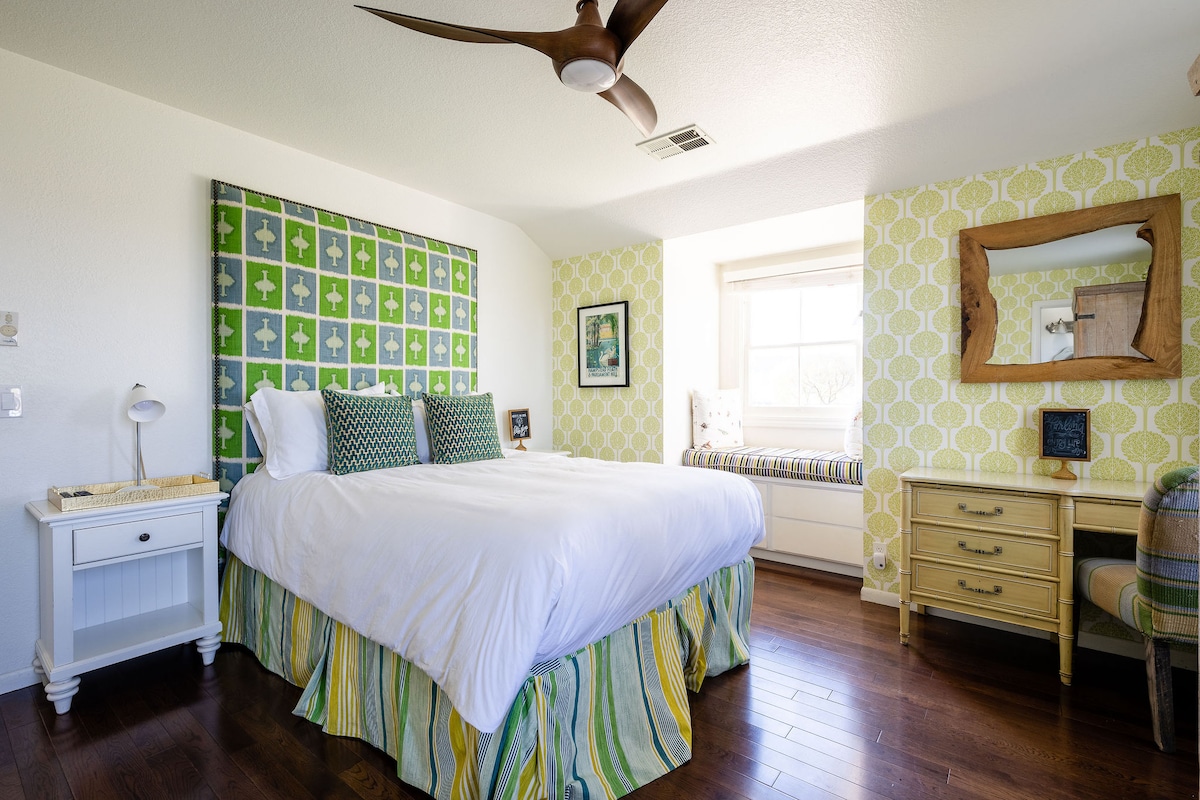 Спална соба во горниот дел на Хемпстед: 2 брачни кревета (широки 150 – 179 см), смел ретро дизајн, приватна бања и простор за работа. Совршено за семејства, љубители на вино или колеги кои бараат удобност и стил во близина на винариите и голфот во Сан Мартин.