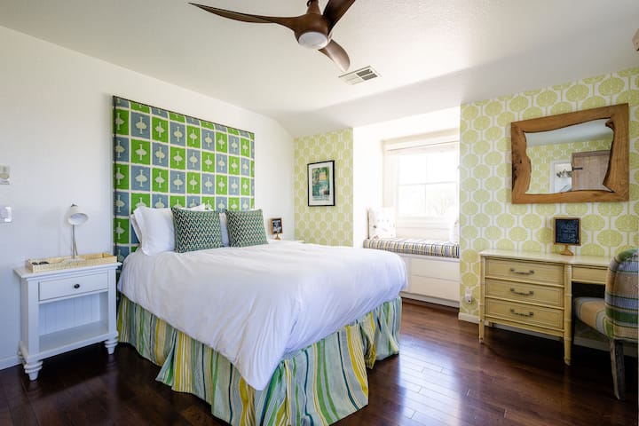 ハンプステッドの2階の寝室：クイーンベッド2台、大胆なレトロなデザイン、専用の付属バスルーム、仕事用スペース。サンマーティンのワイナリーやゴルフ場の近くで快適さとスタイルを必要とするご家族連れ、ワイン旅行者、または同僚に最適です。