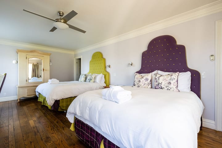 ハイベリー＆イズリントンの寝室– 1階にスタイリッシュなクイーンベッドが2台あります。快適さ、スペース、共用エリアへのアクセスが良く、ご家族、ご友人、またはグループでのお出かけに最適です。