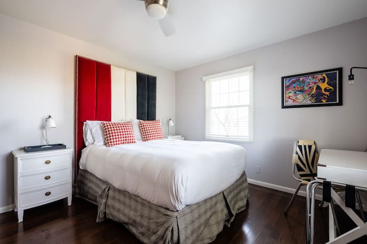 2階のショーディッチの寝室には、スタイリッシュなクイーンベッド、大胆なインテリア、自然光がたっぷり入るので、サンマーティンのブティックワイナリーで1日ワインを味わった後にリラックスするのに最適です。