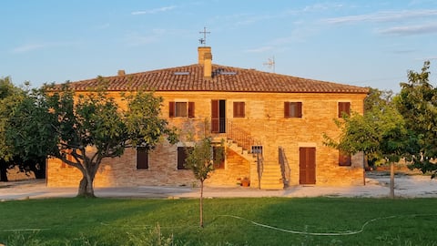Casale nella dolce campagna di Jesi