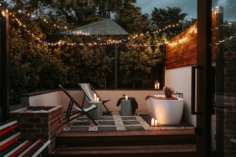 Stylish Urban Stay with   Fireplace + Outdoor Bath