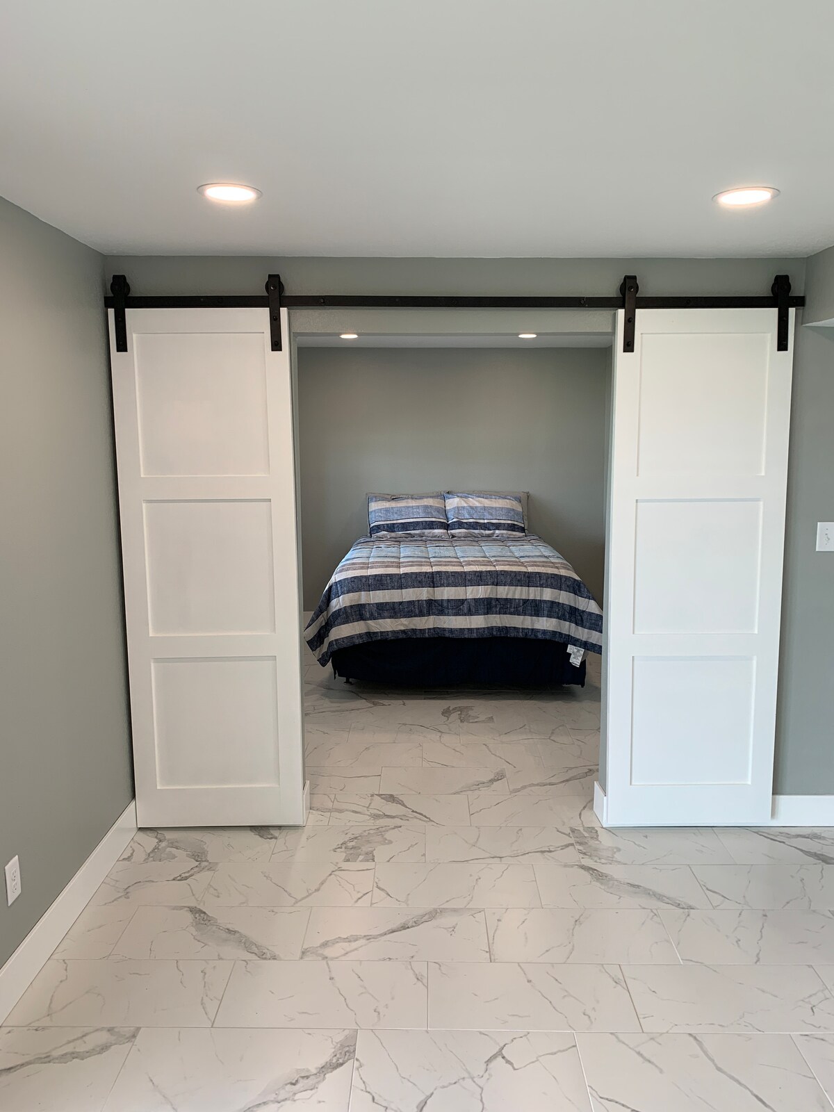 Queen-säng i nedre våningen med sjöutsikt och privat sovplats med stängda ladudörrar