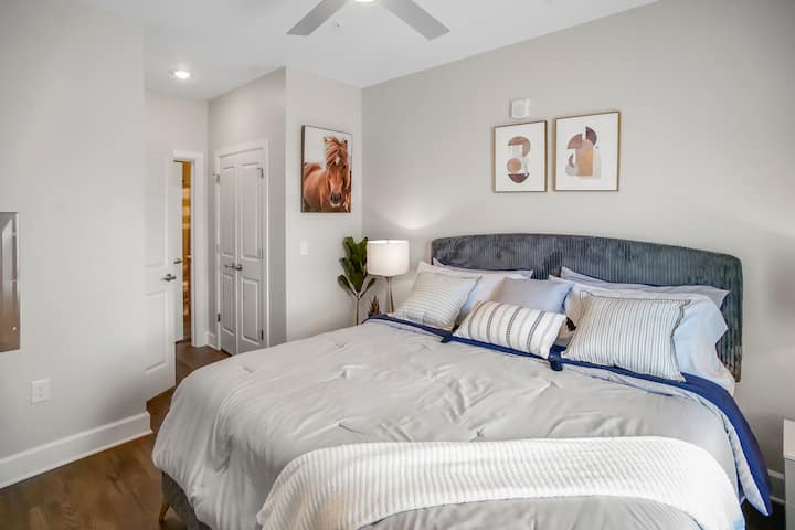 Спална соба со голем кревет. Телевизор подготвен за Netflix во собата.