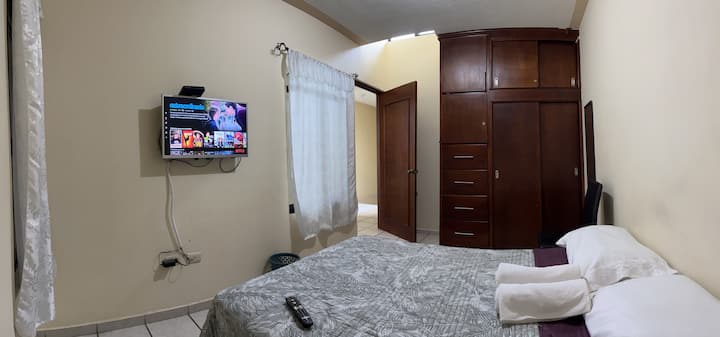 Dhoma e gjumit 4, një krevat dopio, dollap, ekran i sheshtë me televizor kabllor, ventilator kulle