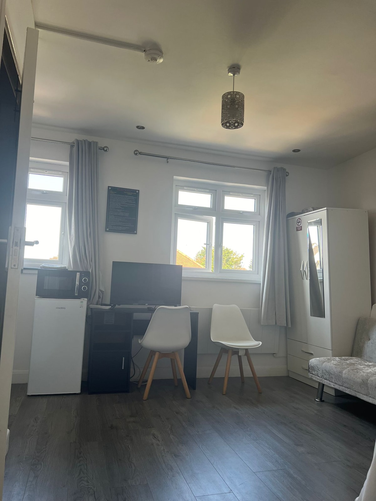 Popular Airbnb listing: Chic London Studio Flat: Your Urban Haven in City. in Chigwell