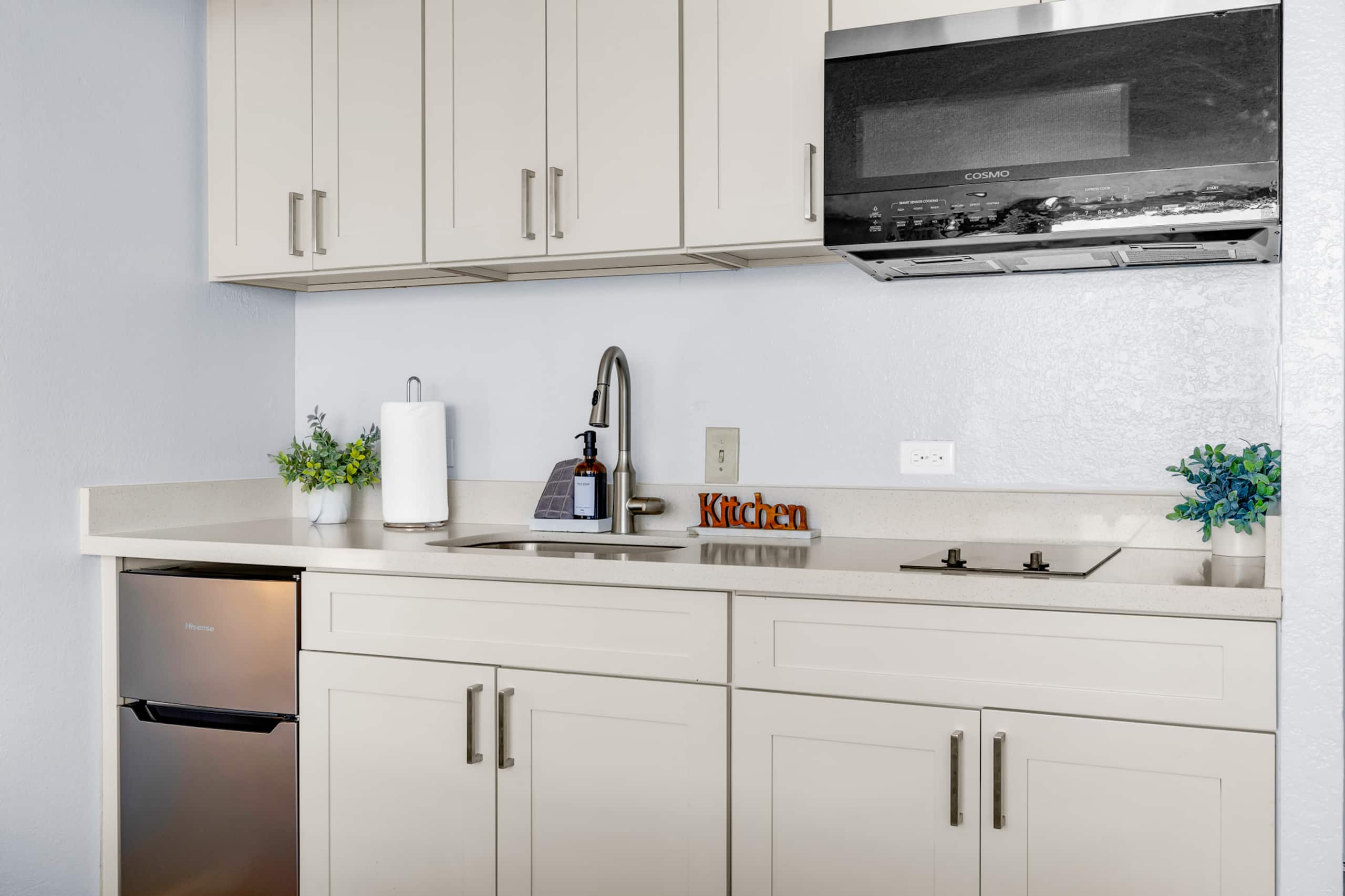 Modern 26F Waikiki Studio with Mountain View A + B - Photo 2