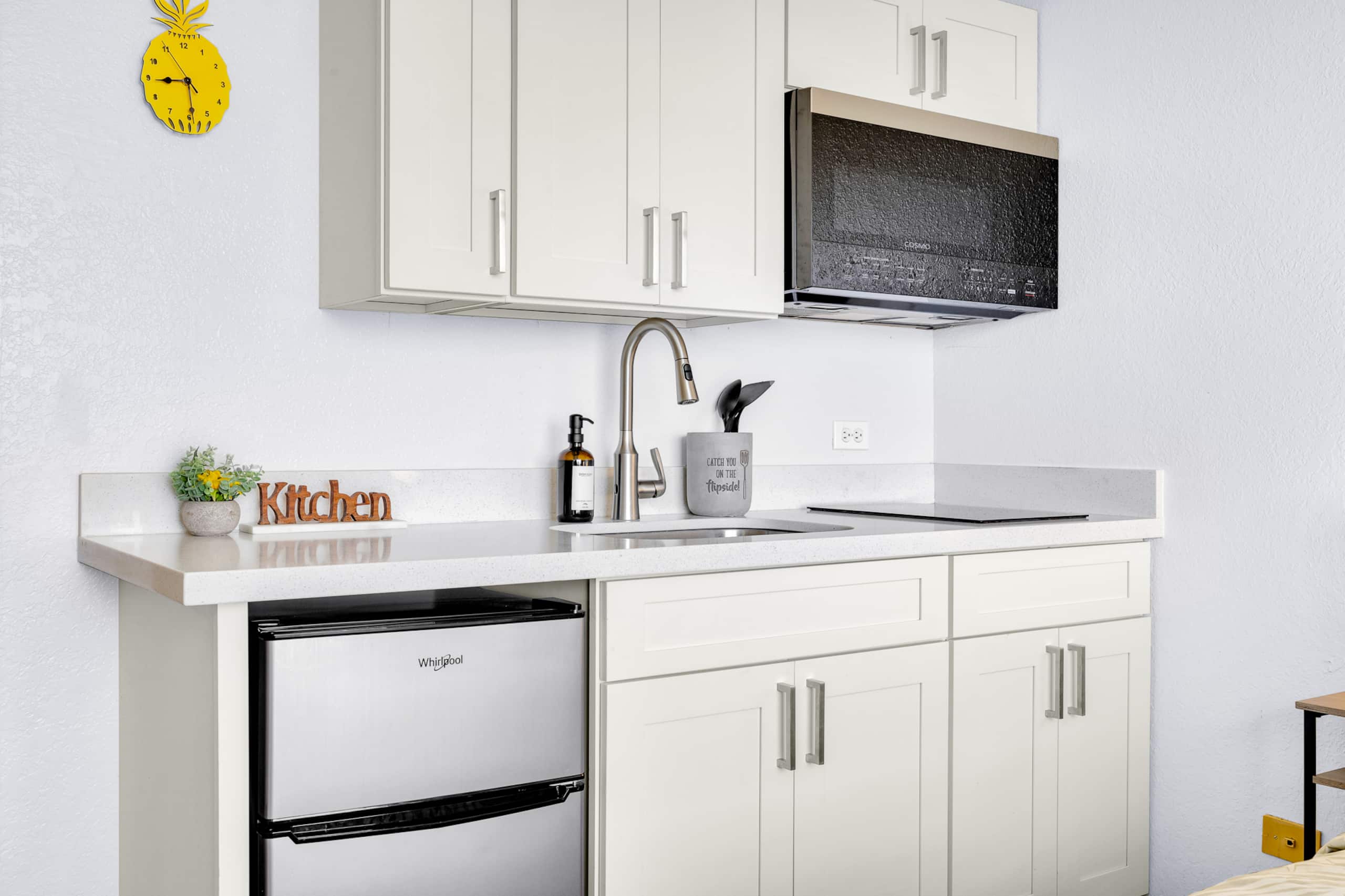 Modern 26F Waikiki Studio with Mountain View A + B - Photo 3