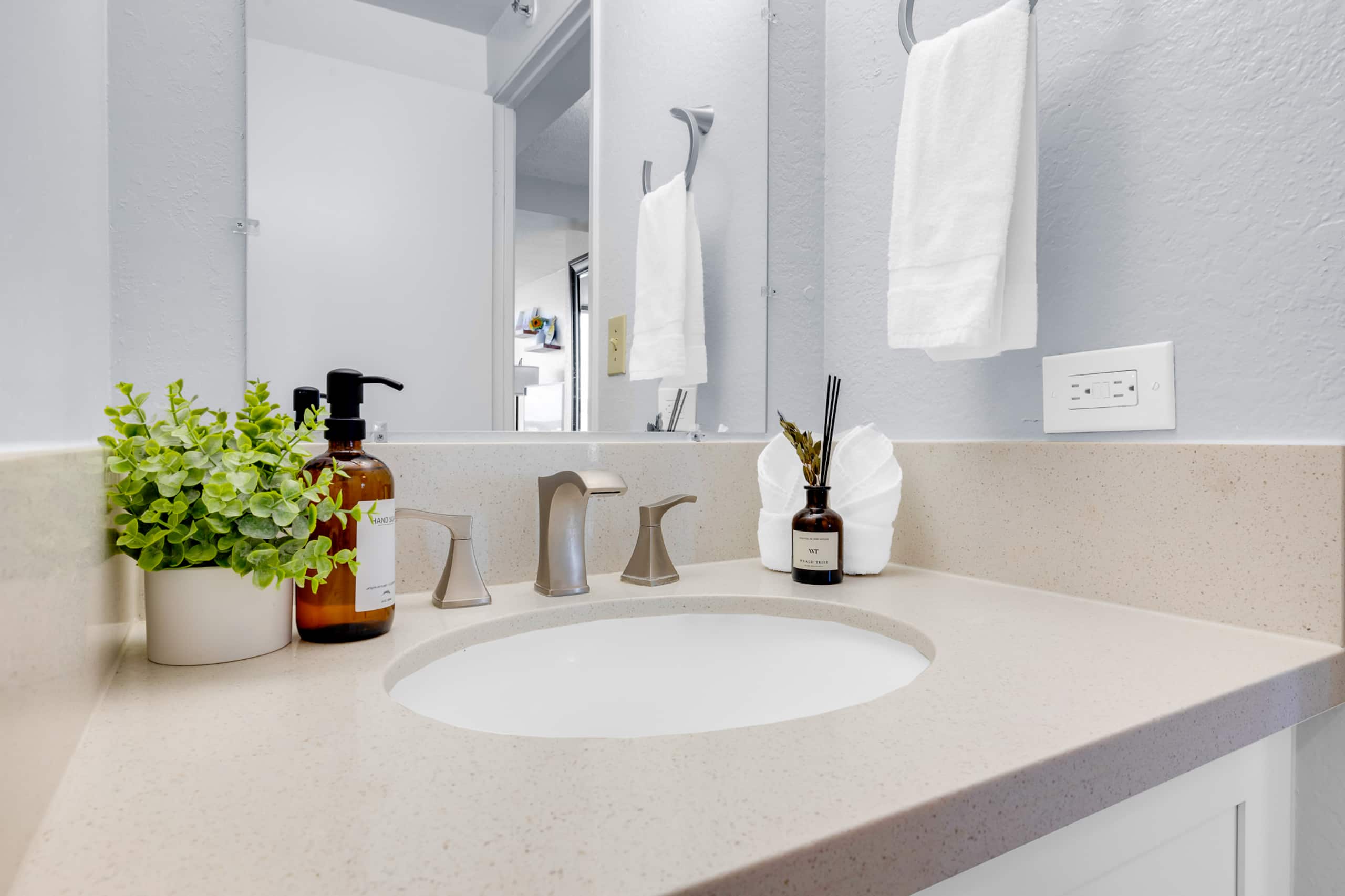 Modern 26F Waikiki Studio with Mountain View A + B - Photo 23