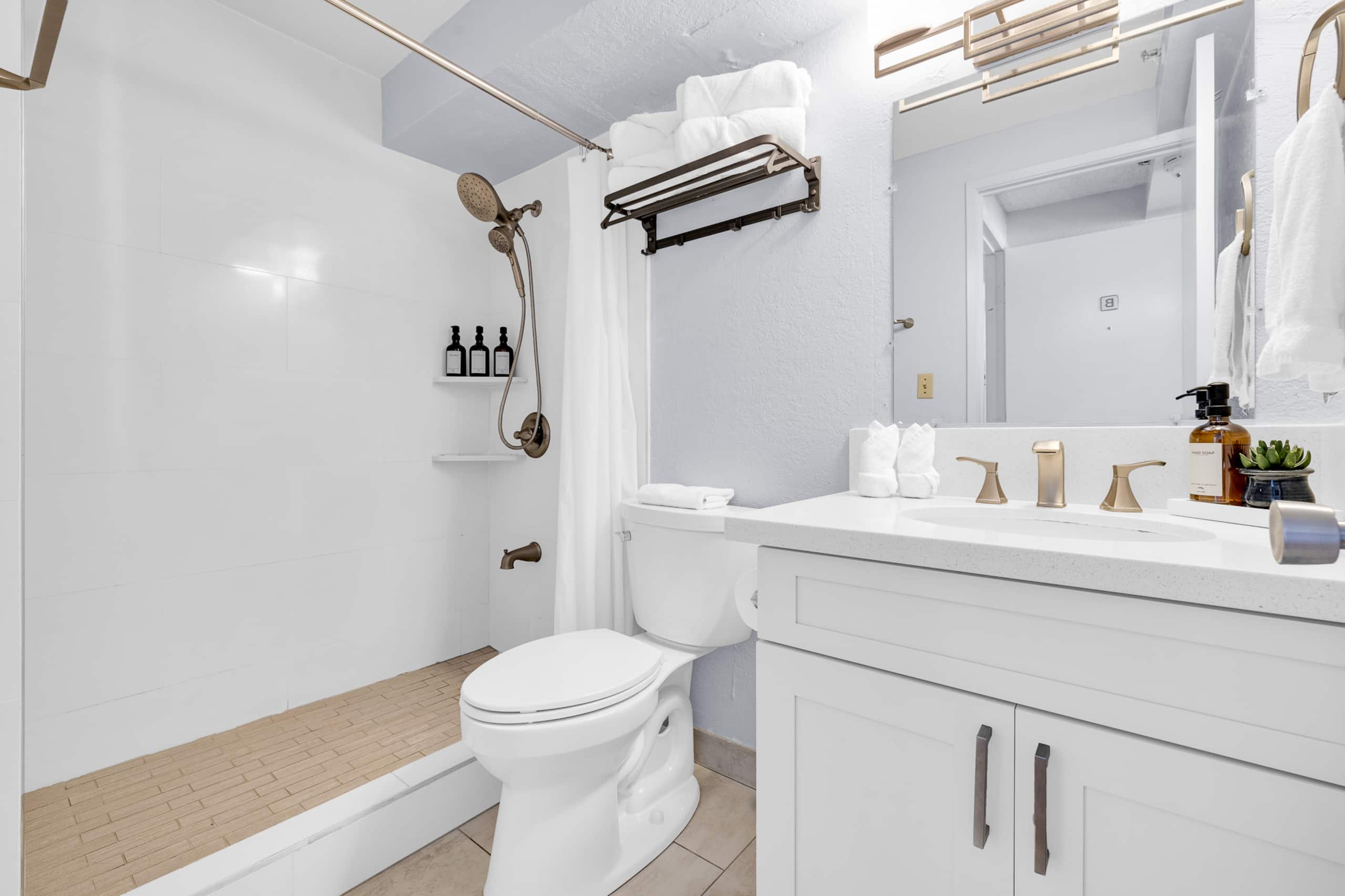 Modern 26F Waikiki Studio with Mountain View A + B - Photo 19