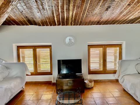 Top performing Airbnb: Apartment - Heart of the Village - Private parking in Cassis