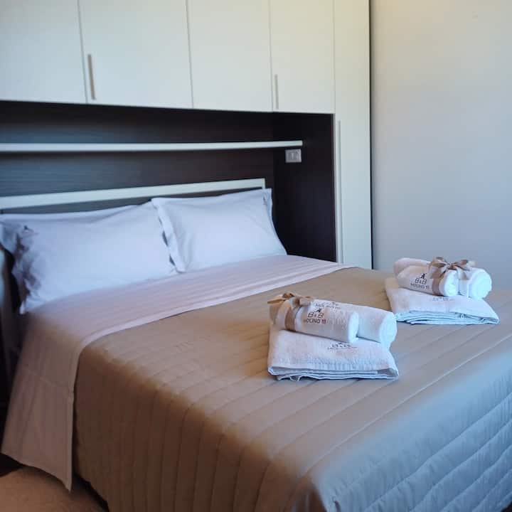 La camera matrimoniale Amaranto è accogliente e offre un'atmosfera romantica. Ha un balcone con una vista collina, perfetto per goderti momenti di relax; è dotata di armadio guardaroba, ampia cassettiera, Tv, termosifone, wi-fi 